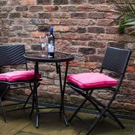 City Apartments - The Light Well Holiday home *